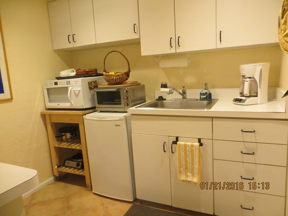 The kitchenette with sink and coffeepotmaker;microwave;fridge;
oven/toaster.