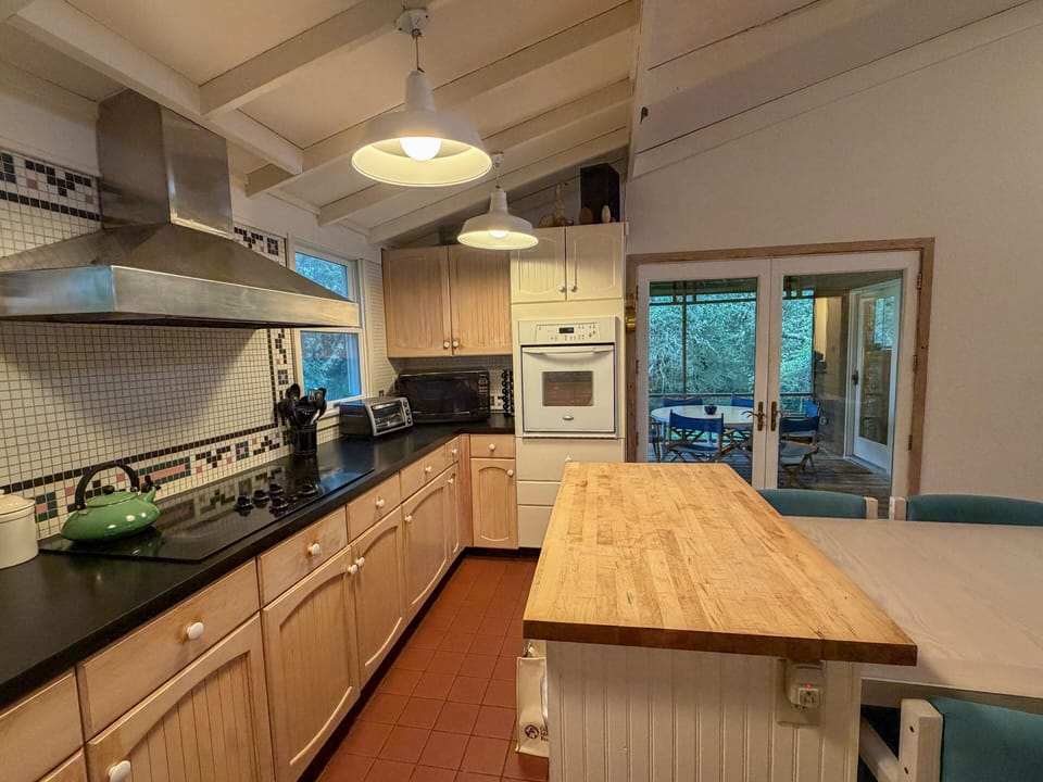 Kitchen (alternate view)