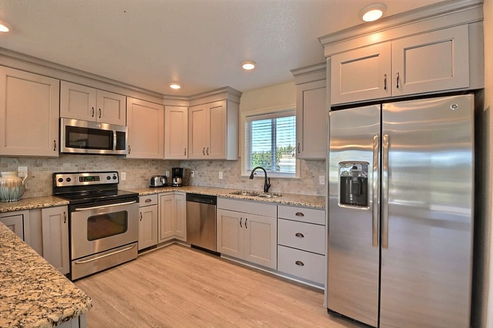 Kitchen (Alternate View)