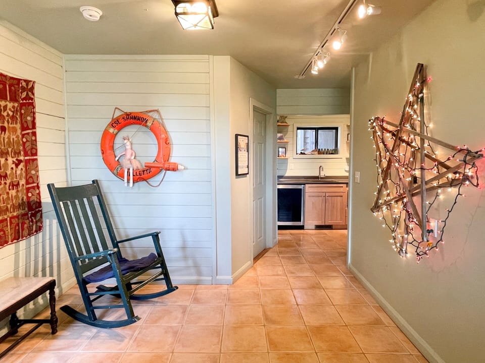 Alcove, First Floor