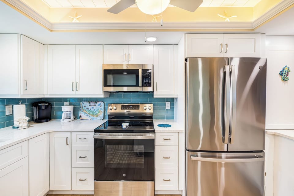 FULL KITCHEN