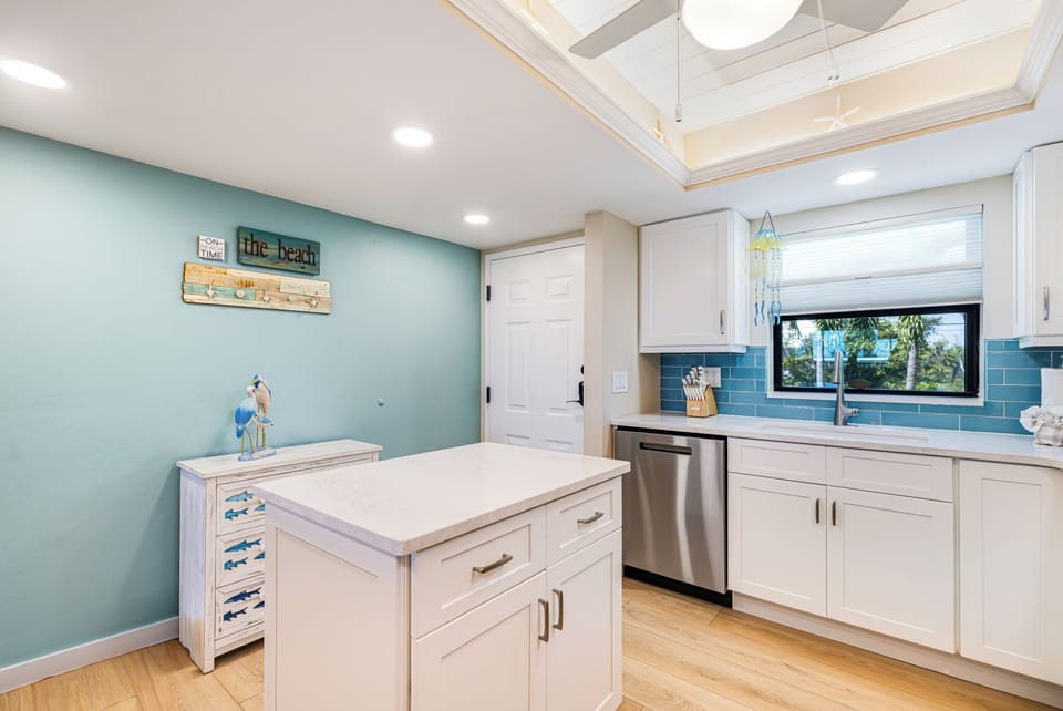 FULL KITCHEN