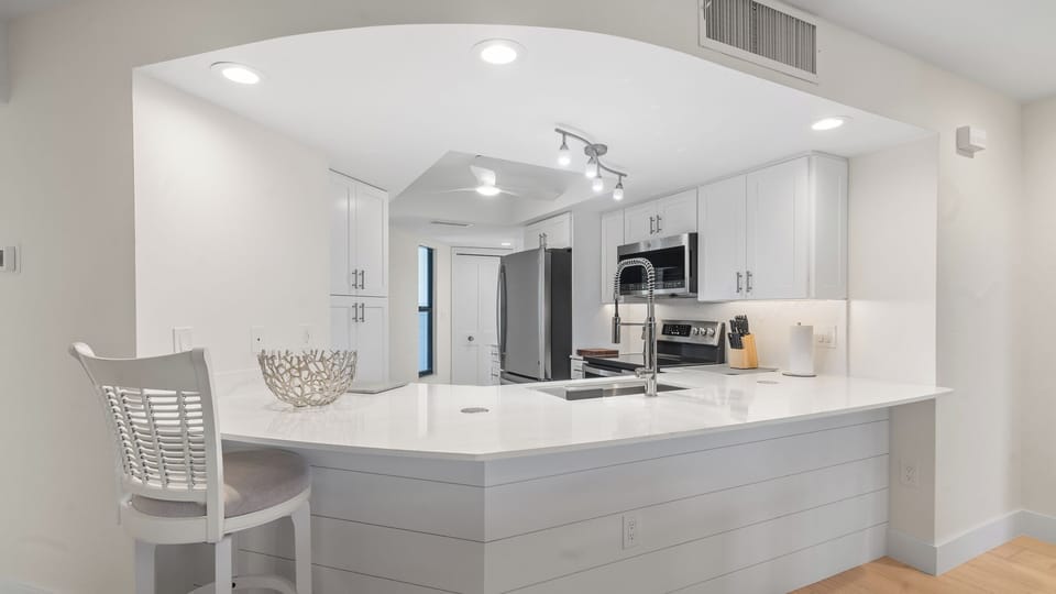 KITCHEN WITH BREAKFAST BAR