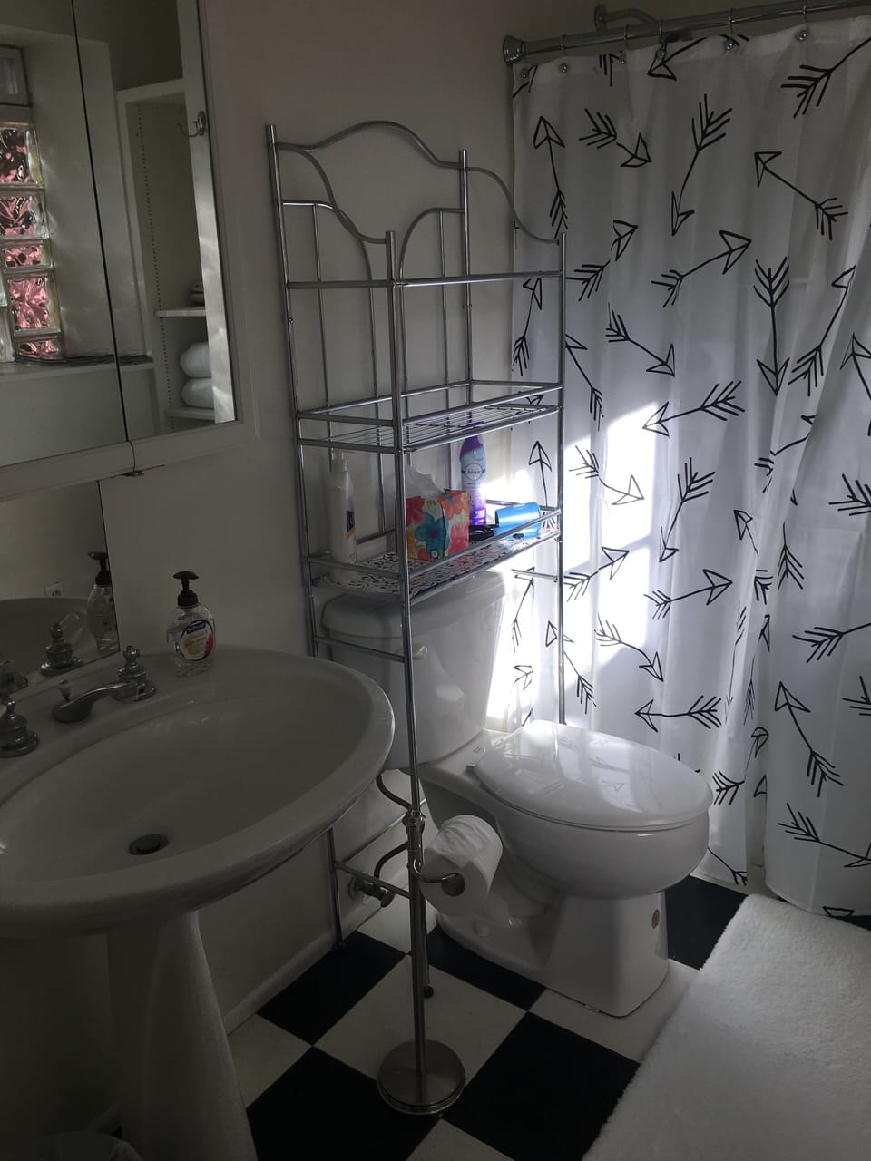 The shower is behind the curtain. Shampoo, cream rents and body gel are supplied