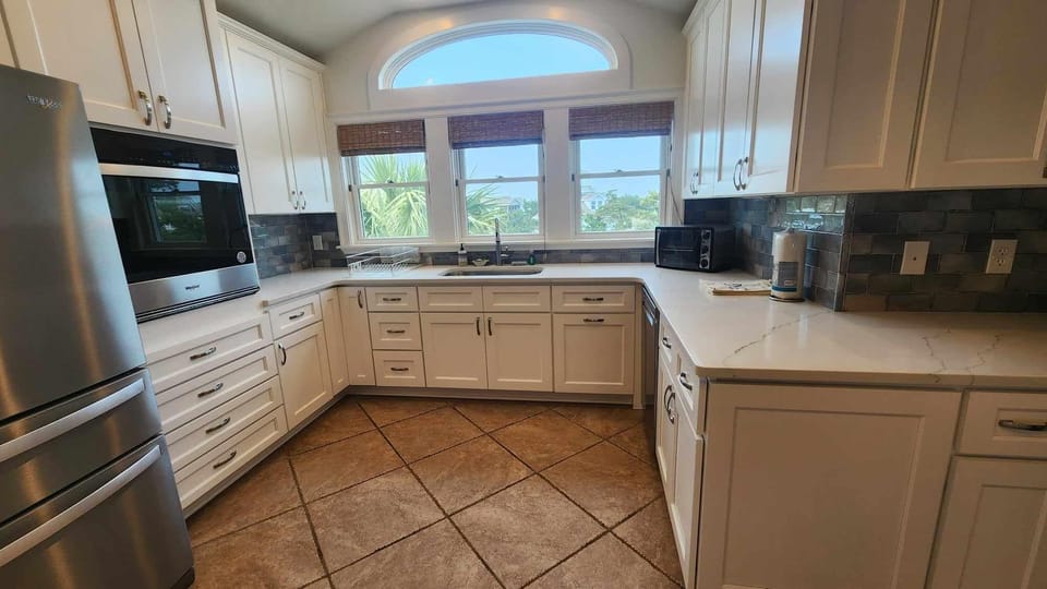 Kitchen (alternate view)