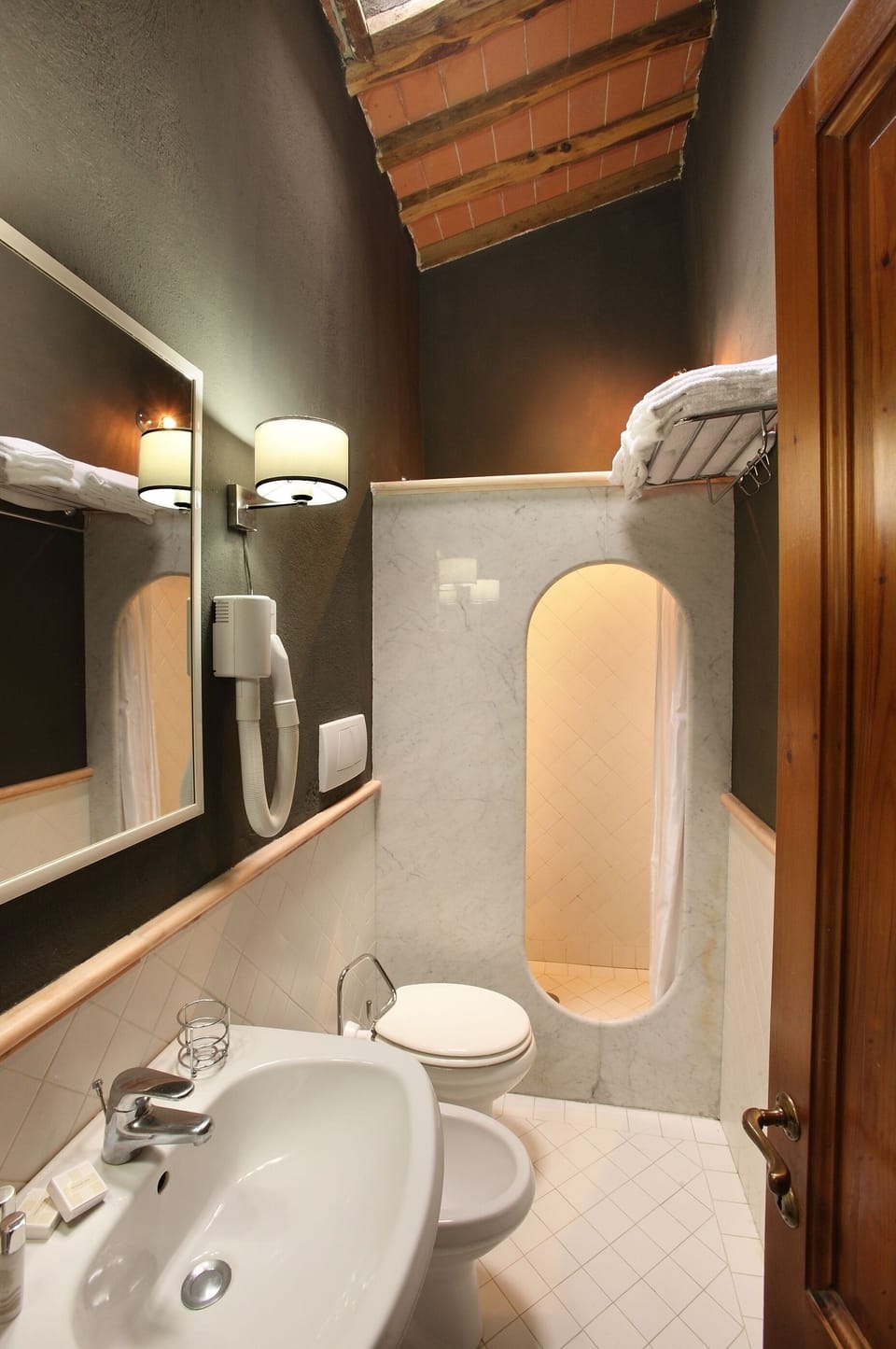 agriturismo-la-papessa-chianti-san-donato-farmhouse-melograno-bathroom