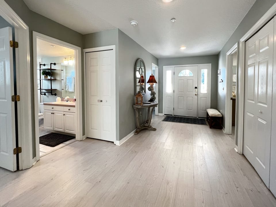 Another view of the hallway leading to all three bedrooms and ba - Another view of the hallway leading to all three bedrooms and bathrooms and the front entrance door.