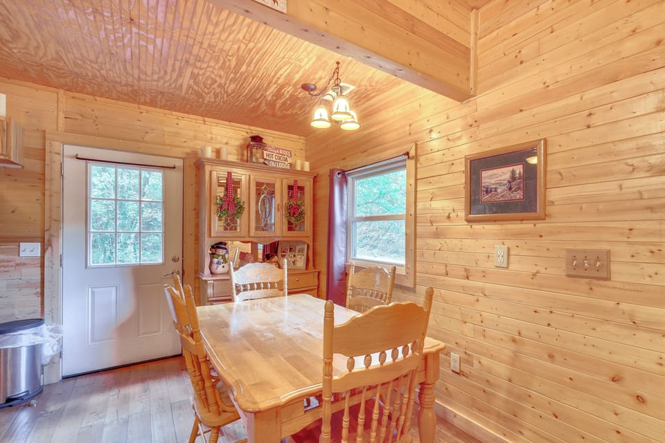 Dining Area | Dishware/Flatware Provided