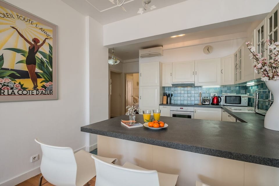 View of 'Cuisine Américaine' looking towards the bedrooms