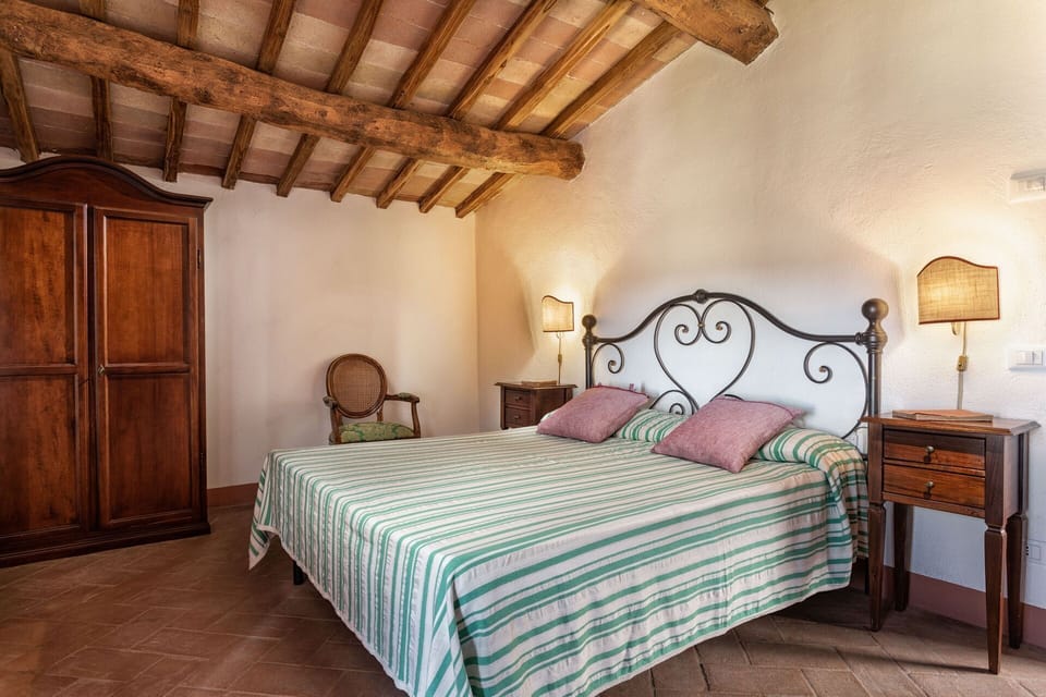 agriturismo-la-papessa-chianti-san-donato-farmhouse-camelia-bedroom