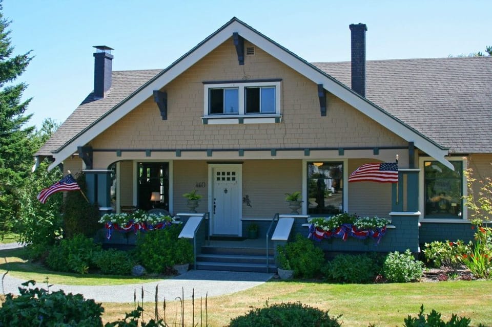 Front porch and yard of Acanthus House