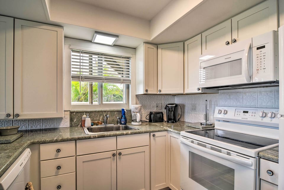 Kitchen | Cooking Basics | Coffee Maker | Paper Towels/Trash Bags Provided