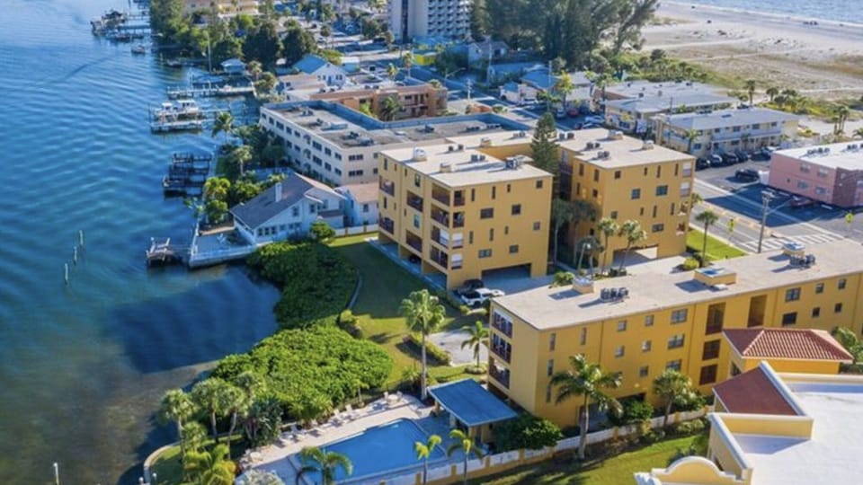 Back side view of our orange condos. My unit is closest to Gulf Blvd. 🌴