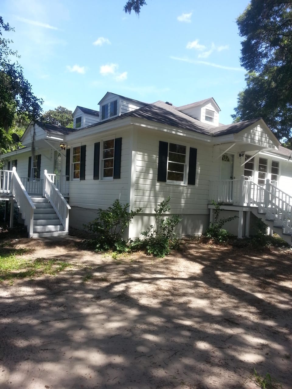  You will need to go to the back of the house to find your entrance! 