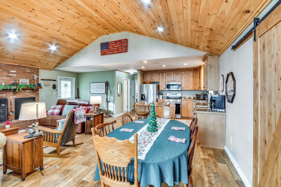 Dining Area | Dishware & Flatware Provided