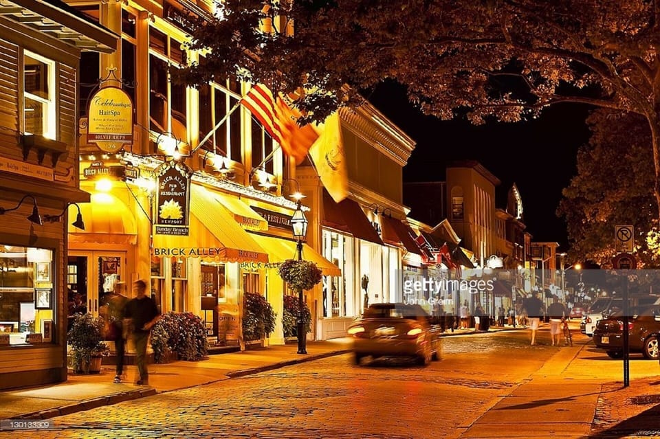 Nighttime Dining at the Red Parrot on Thames Street