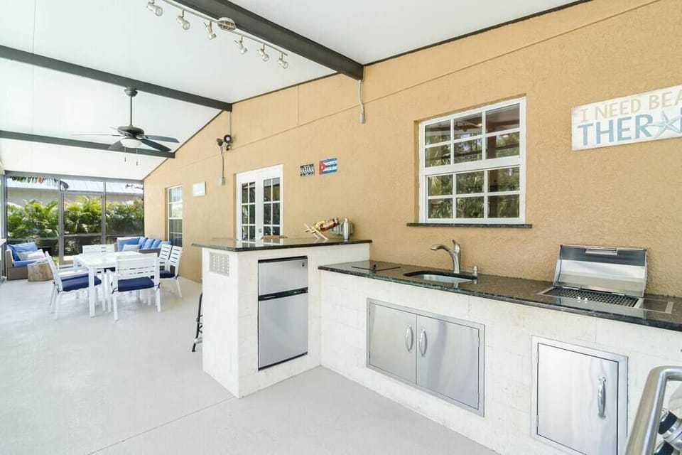 The outdoor patio area also has a kitchen area, fitted with a beautiful BBQ grill, sink, mini fridge and freezer and also a breakfast bar area with seating for 2. Shake up your cocktails and enjoy the beautiful sunshine