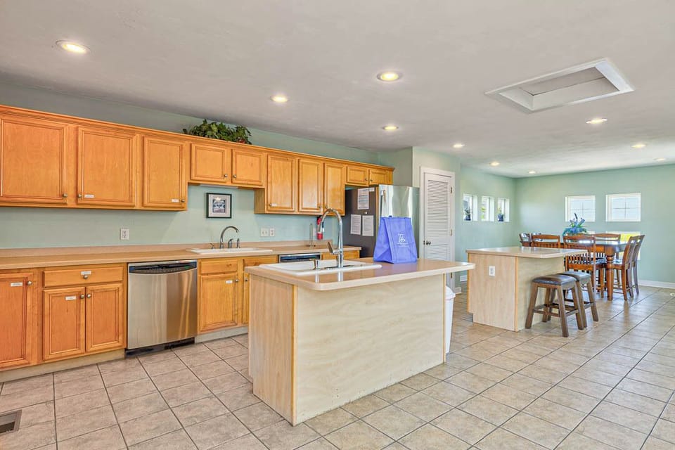 Top-Level Kitchen with Bar (seats 2)