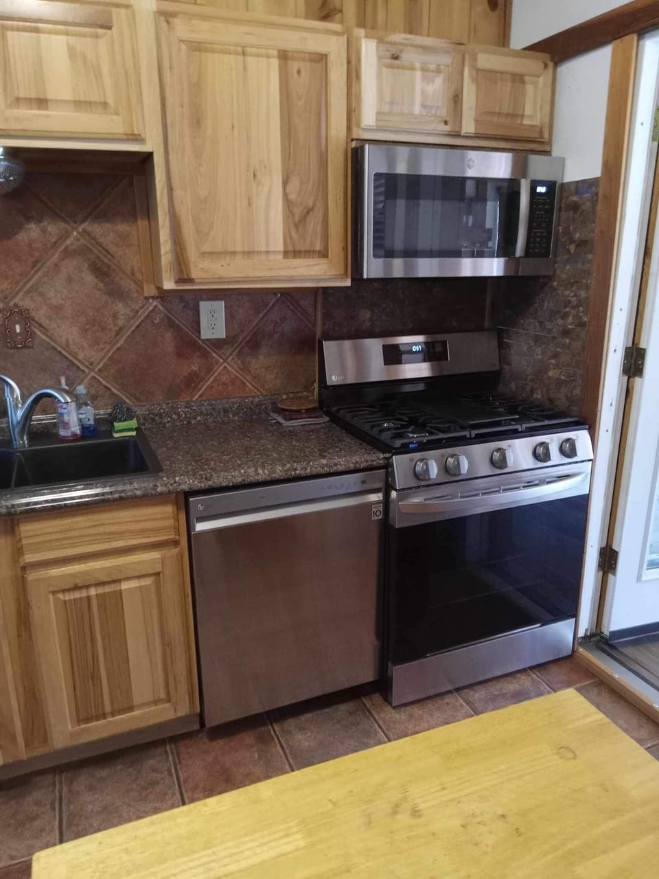 Brand New Kitchen appliances!
 Gas stove with convectional oven and air fryer. 