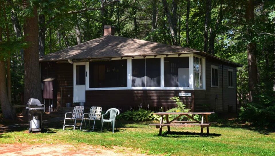 The Brown Camp  has 3 bedrooms and can sleep 7.
