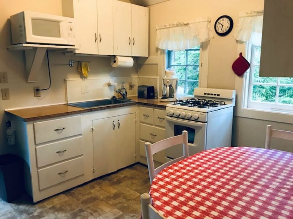 A very efficient kitchen.
