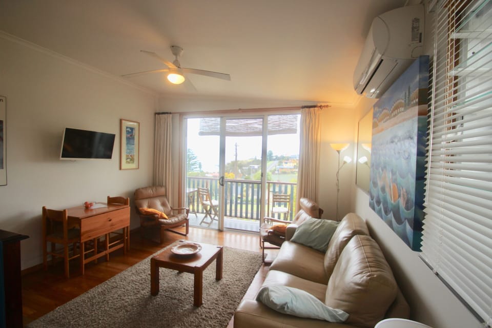 living dining sea balcony 