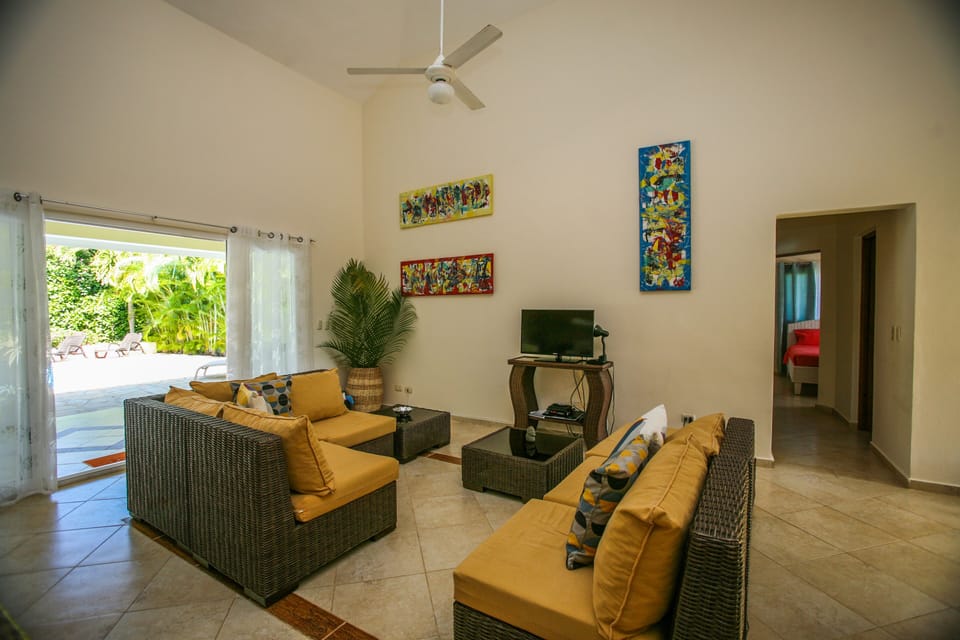 Large entertaining area with smart tv/high speed internet