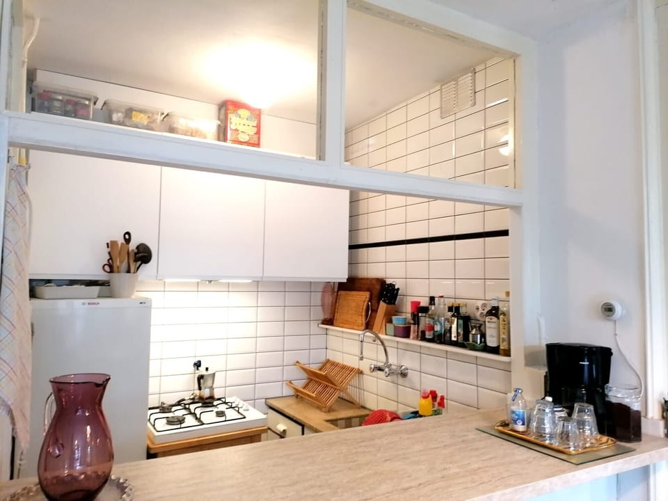 Bar to kitchen 