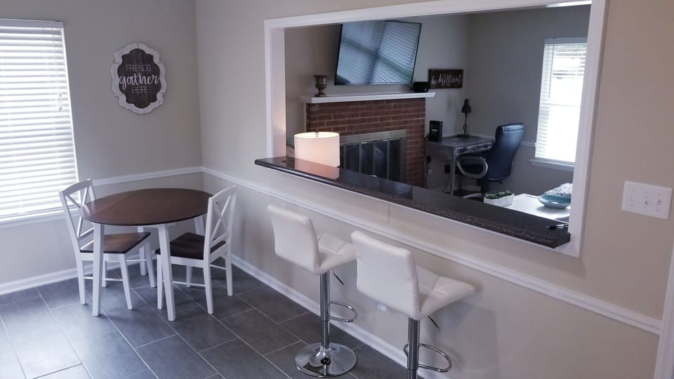 Breakfast Nook and Bar Area