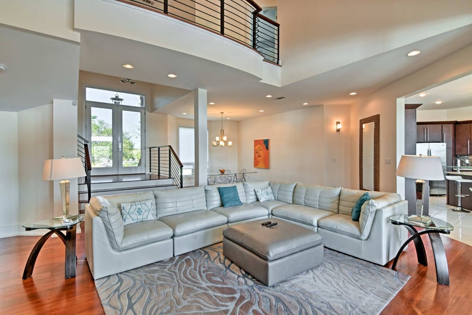 Living Room | Central A/C & Heating | Free WiFI | Cable TV
