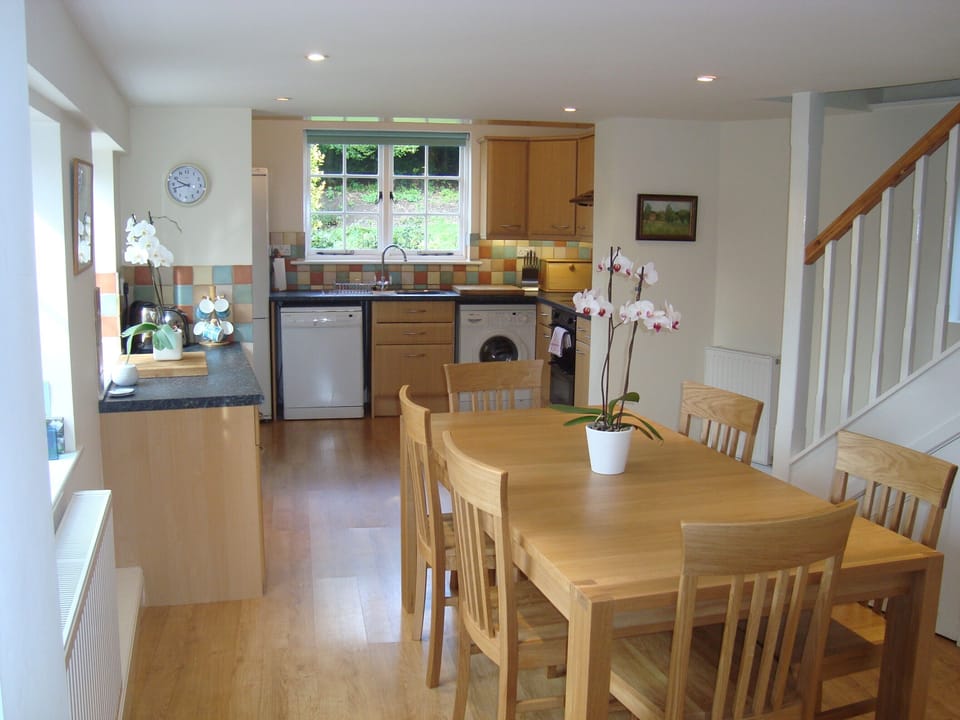 Kitchen/dining room with seating for 6 people