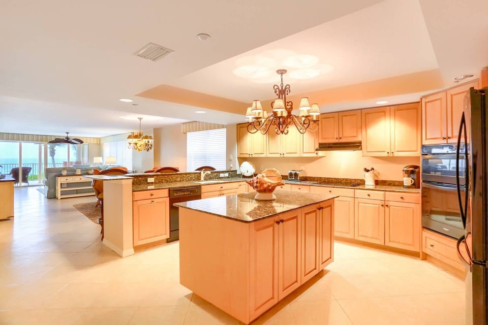 Open-Concept, Fully Equipped Kitchen