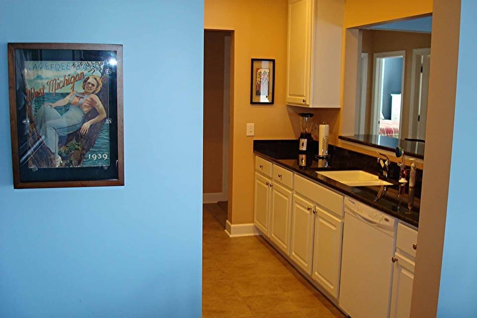 Fully Equipped Kitchen - Fully Equipped Kitchen with Bar Seating