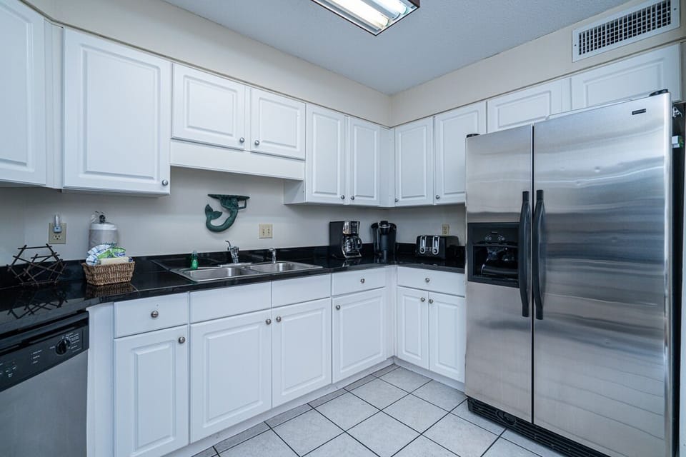 Kitchen Area - Unit offers both a coffee maker and keurig machine