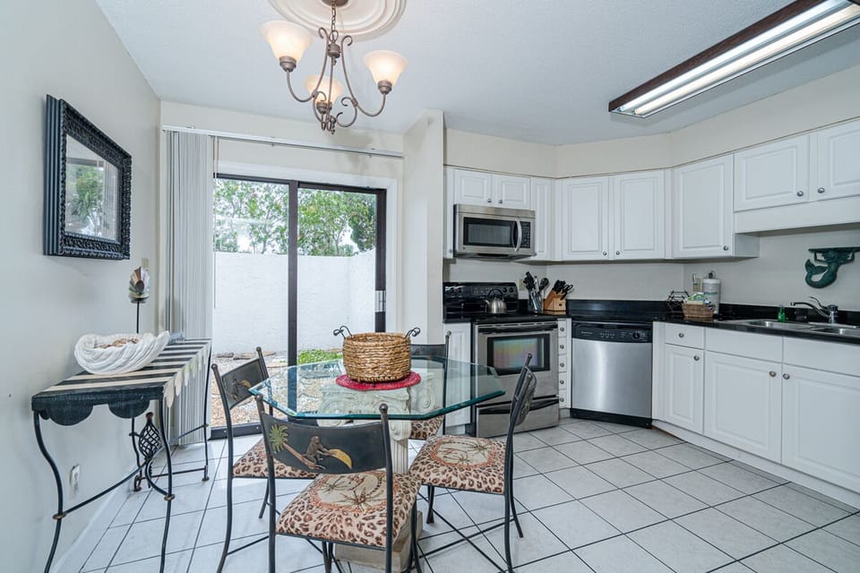 Kitchen - Small dining area with 4 chairs and access to the enclosed front patio area