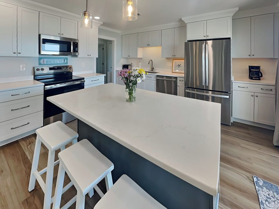 Full Size Kitchen with Breakfast bar