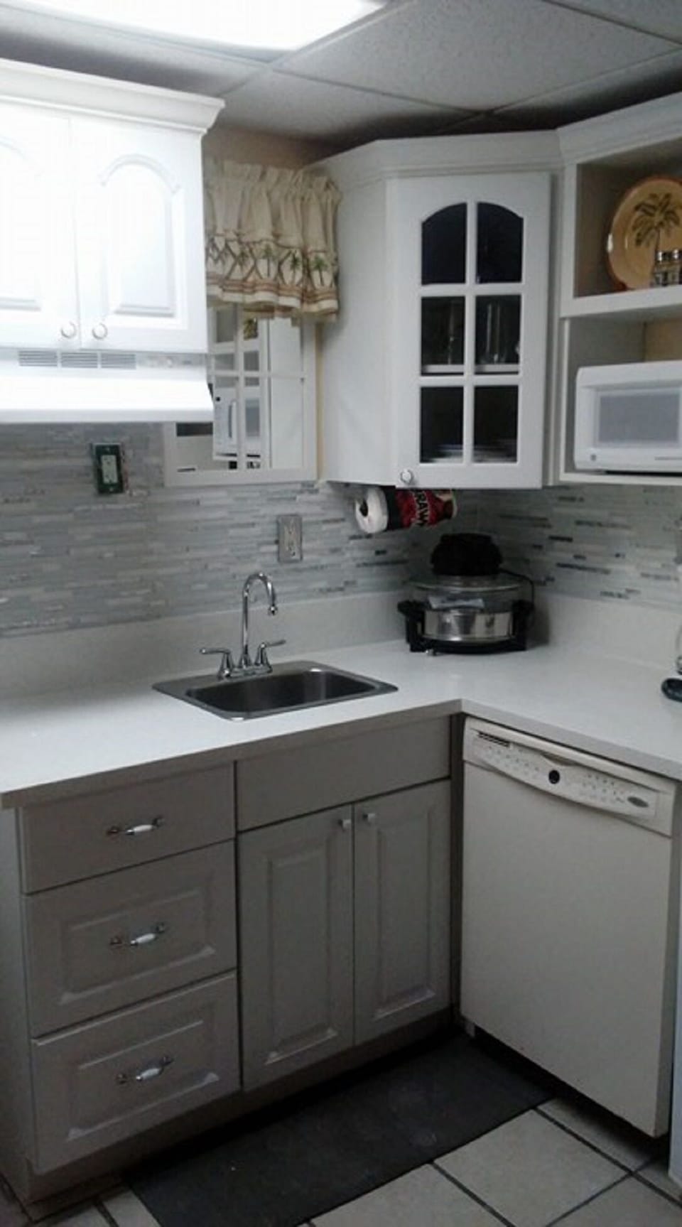 Clean pearl white quartz counters.
