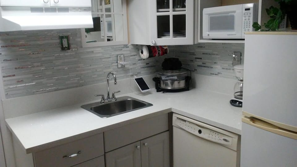 BRAND NEW KITCHEN WITH GLASS BACK SPLASH AND PEARL QUARTZ COUNTERS & DISHWASHER!