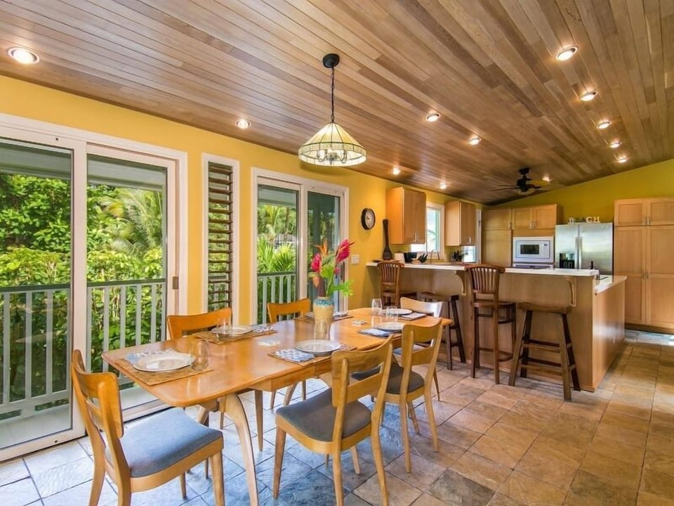 Dining to kitchen