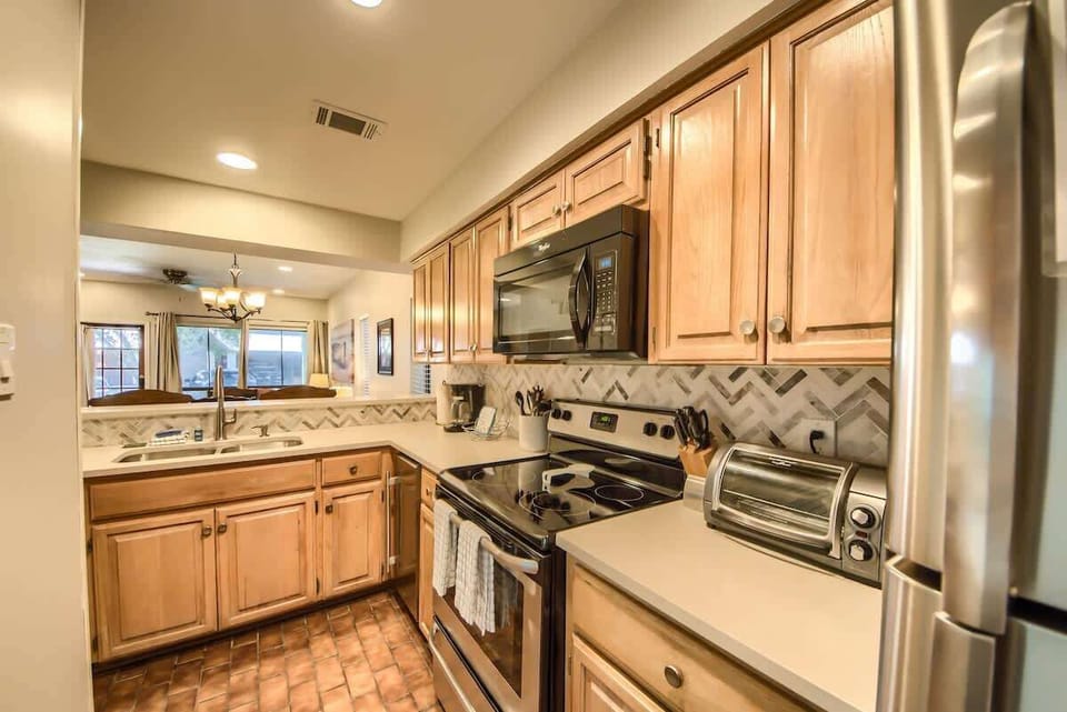 Fully stocked kitchen!