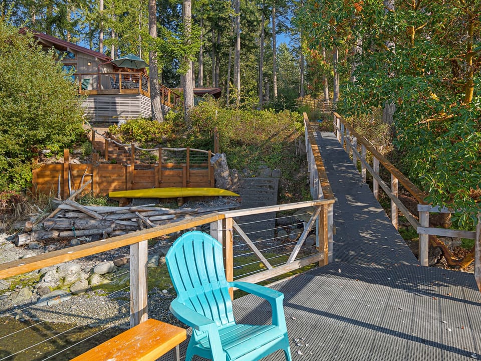 Oyster Beach House is a beautiful spot to rest and relax while watching the sun go down

** Not suitable for boat tie-up of any kind**