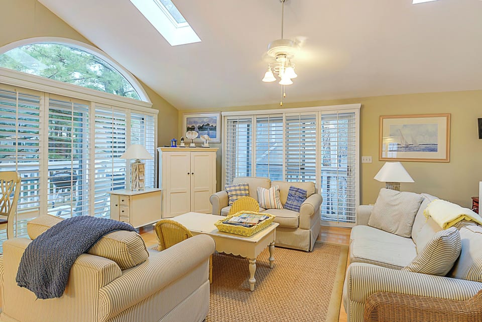 Main/Upper Level,Living Room,