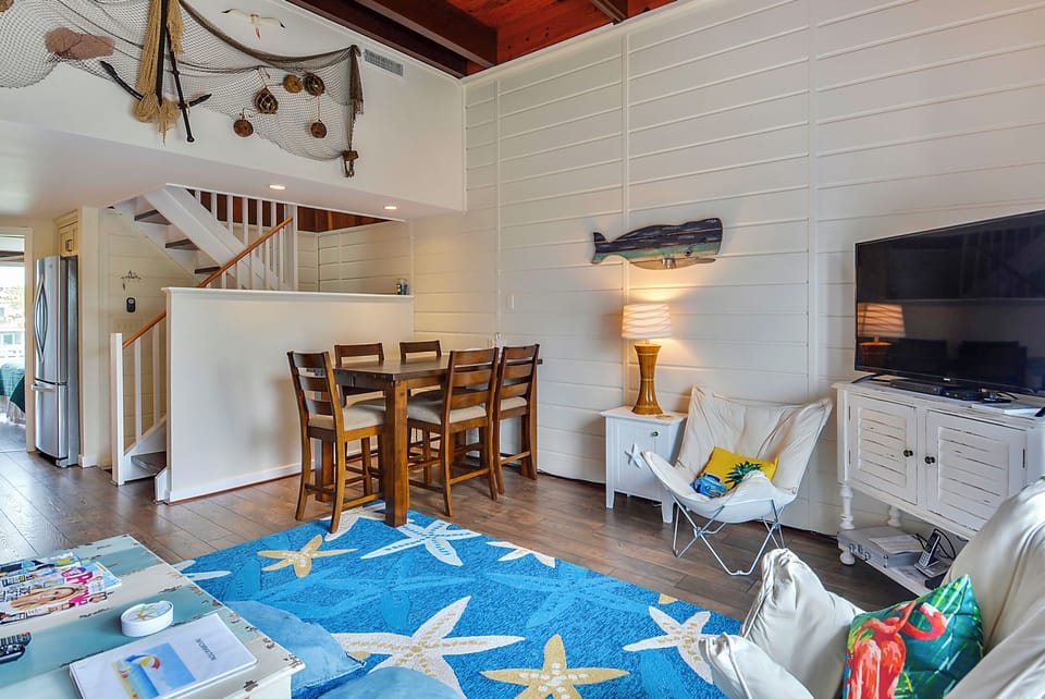 Main Level,Living Room,