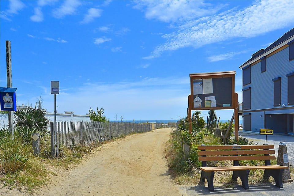 Exterior,Path to Beach,