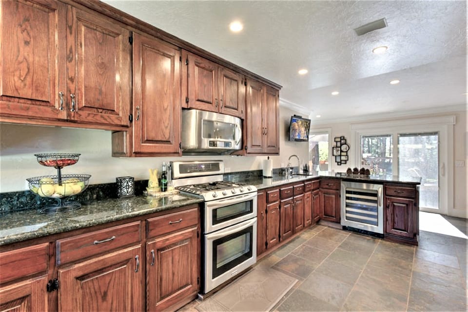 KitchenAid Appliances Hydronic heated floor, Mini Bar, Ice maker, wine Cellear