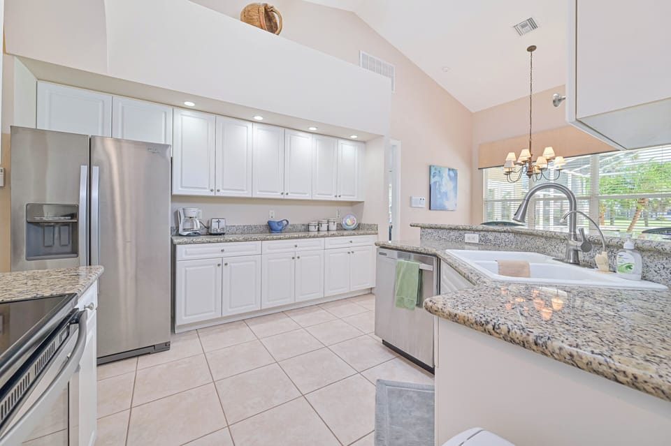 SW28415 - Fully equipped kitchen with breakfast bar.