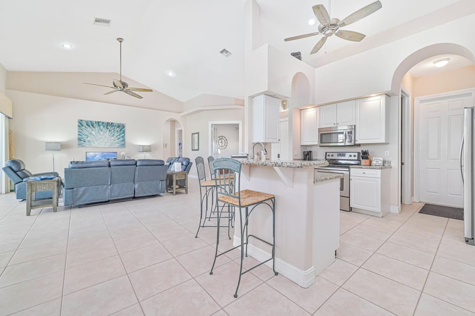 SW28415 - Fully equipped kitchen with breakfast bar.