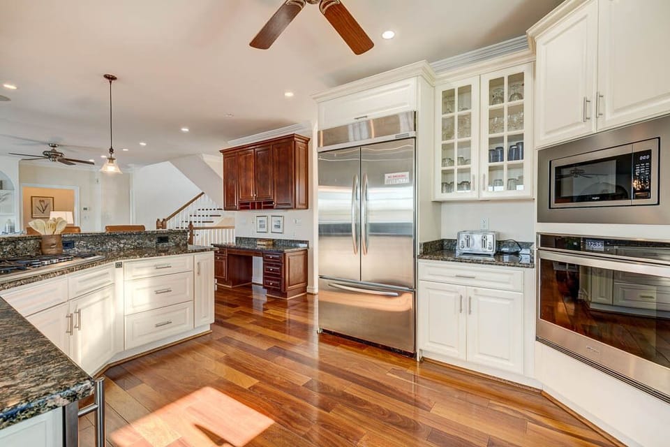 Mid-Level Kitchen with Bar (seats 5)