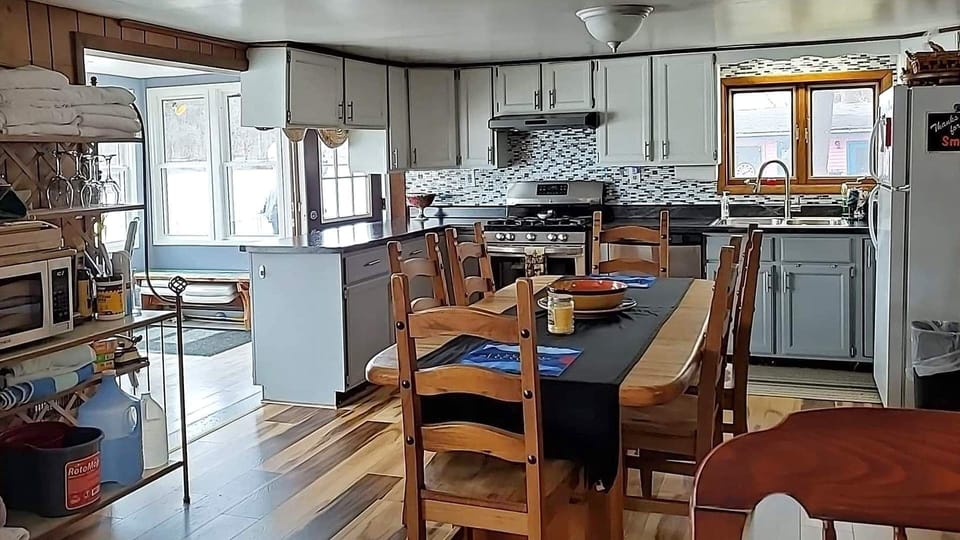 kitchen  seats 6