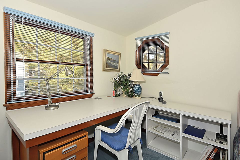 Upper Level,Desk,